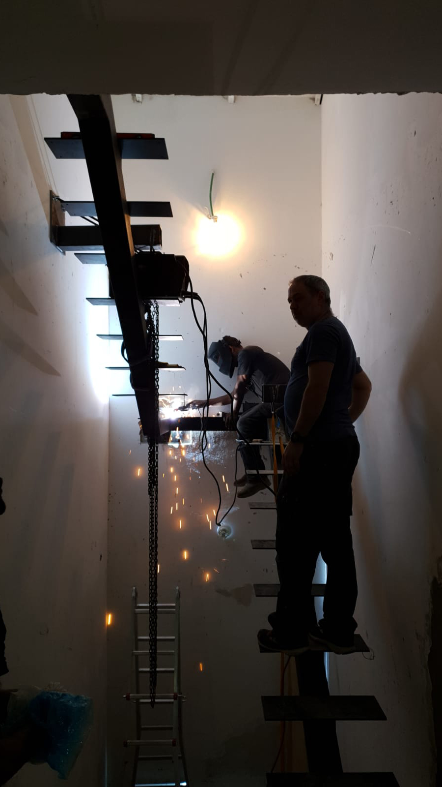 תהליך עבודה במסגרייה - ייצור מדרגות ברזל בעבודת יד